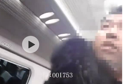 男子列车上酒后占座搂抱女乘客 ,并用身体强压