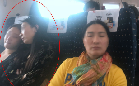 大妈被熏醒!美女高铁上脱鞋:你闻我的脚，不臭