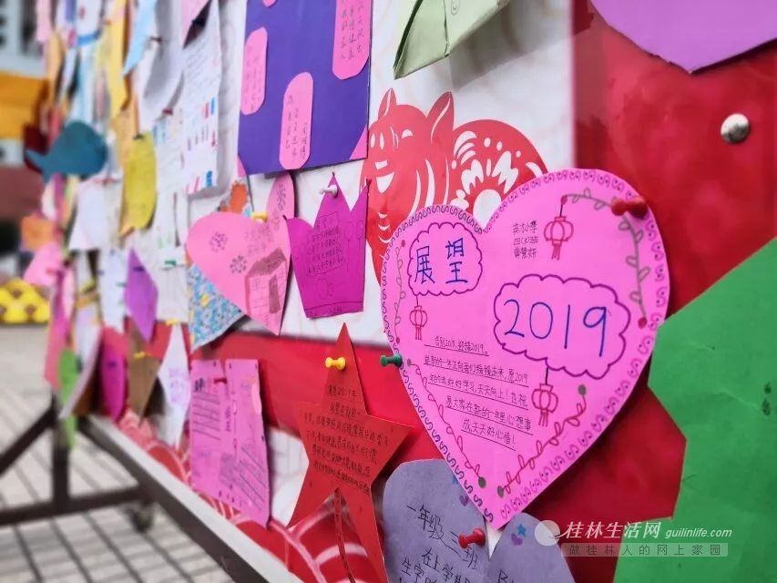 不一会儿,展板上就贴满了各式各样,五颜六色的活动卡片:有圆形的,有
