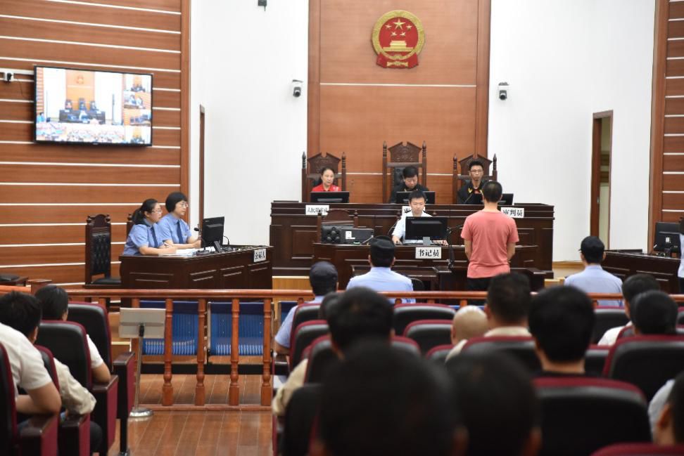 福建一年轻贪官逃亡22年落网:最害怕警笛声