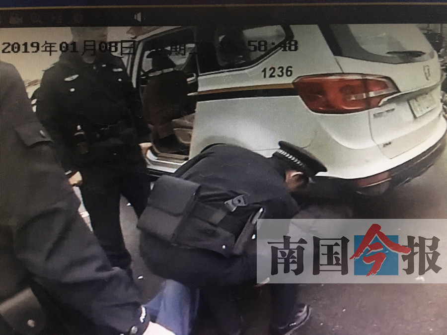 男子裸上身