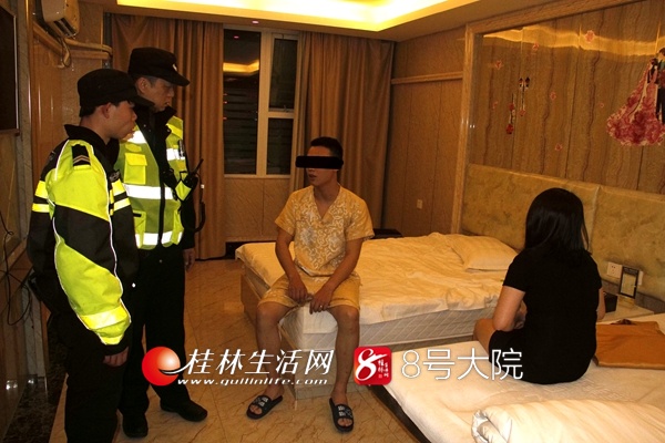 桂林警方“夜袭”休闲洗浴场所 一男子与女技师在房内被擒 桂林生活网新闻中心