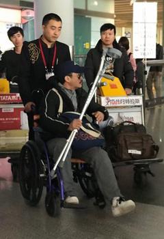 3月12日,有网友拍到吴京手持拐杖,戴着墨镜,坐轮椅现身北京机场。