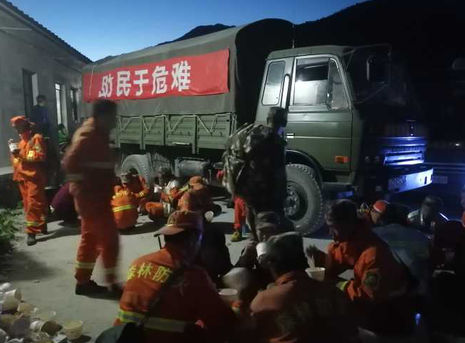 凉山三县1900余人灭火 扑救人员撤至安全地带休整