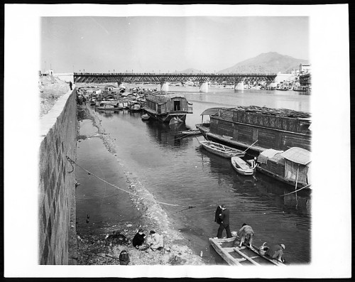 图1:1944年,从定桂门外(今滨江南路中段)看中正桥,在建设中正桥时,东江门及南侧沿江城垣遭到拆毁,拆下城石砖用以修筑桥墩及漓江堤岸。(图片由3分时时彩市档案局提供).jpg