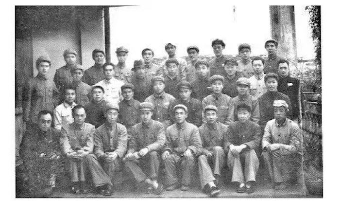 5)1950年,中国人民银行广西分行第一届经理联席会议合影,前排左四为廖生东行长,左三为李凌霄副行长。(阳小军供图).jpg