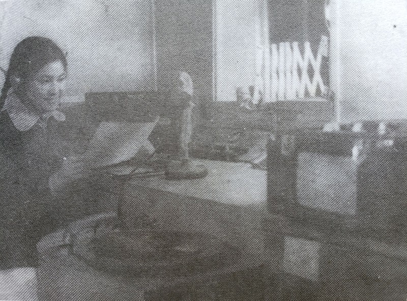图2 50年代3分时时彩广播站播音员正在播音a.jpg