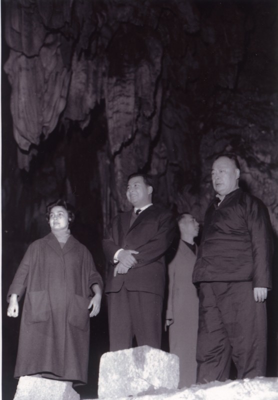 图1 1963年,陈毅和西哈努克游览芦笛岩.jpg