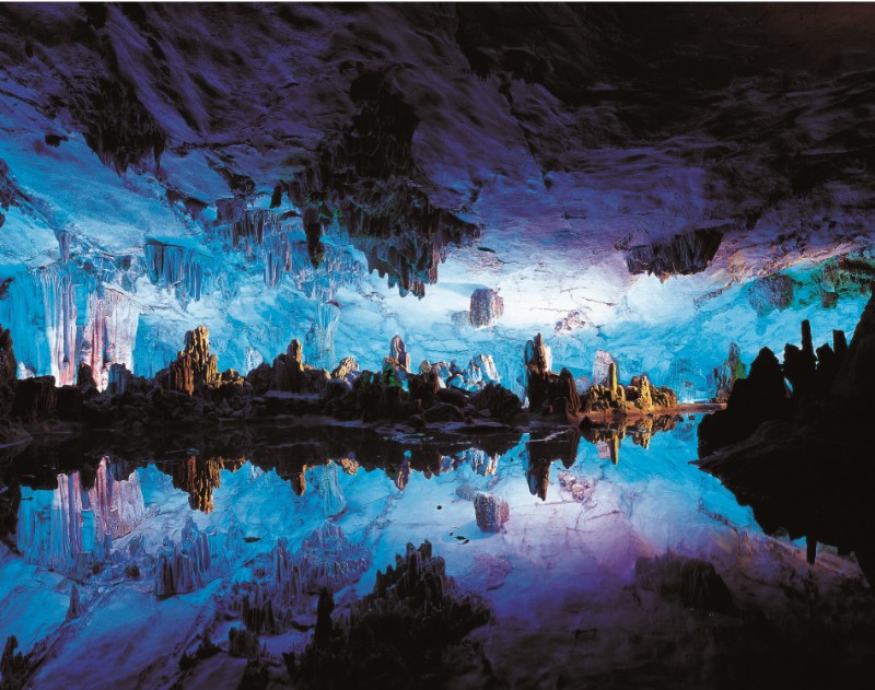 图8 芦笛岩内景——雪山倒影(芦笛景区供图).jpg