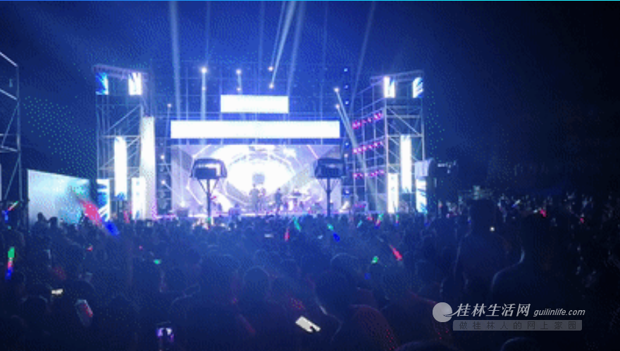  昨晚，一场城市光影盛宴吸引了数以万计桂林人到场