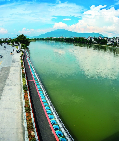 虞山桥下漓江边建成的步道,市民游客行走其间,尽赏漓江美景.