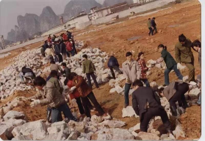 1985年,桂林啤酒厂筹建,厂里的职工参与基础建设。.jpg