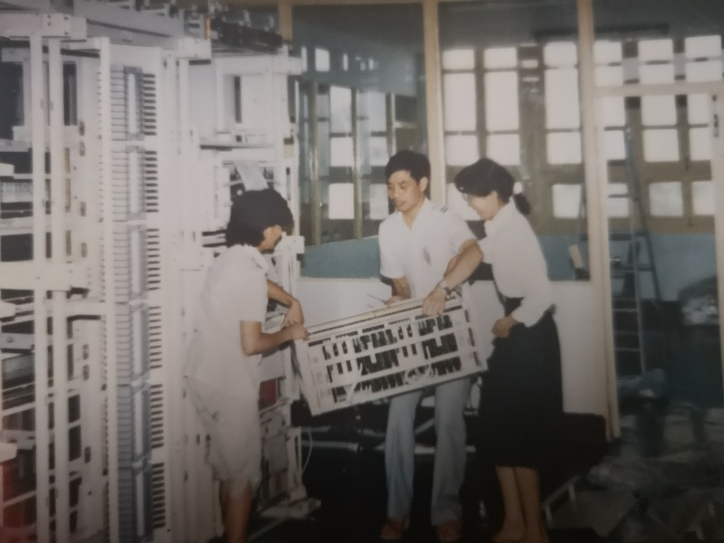 图1:1988年,施工人员正在紧张地安装大发快3—极速大发快三首个程控交换机.jpg