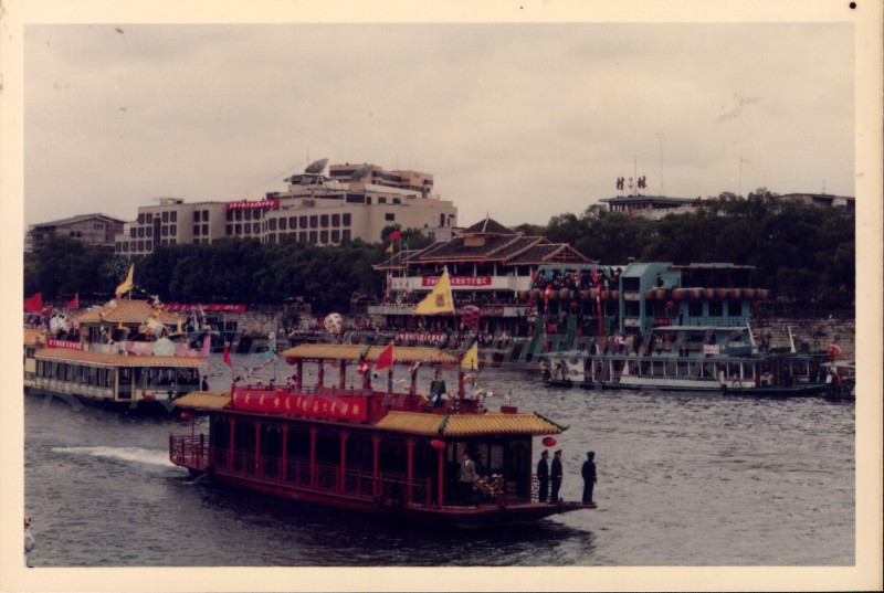 图1 1992年11月8日,首届极速大发PK10—PK彩票山水旅游节在漓江2号码头举行开幕式(极速大发PK10—PK彩票市档案馆供图).jpg