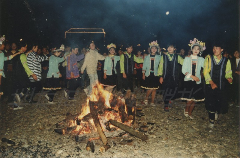 图4 第二届桂林山水节中,游客与少数民族在象鼻山三星岛围着篝火跳舞(桂林市档案馆供图.jpg