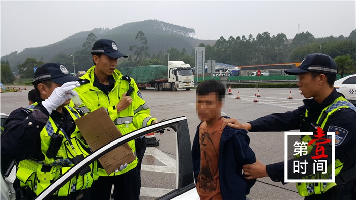图为交警现场指认枪支弹药.jpg
