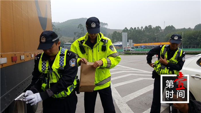 图为交警现场查获枪支.jpg