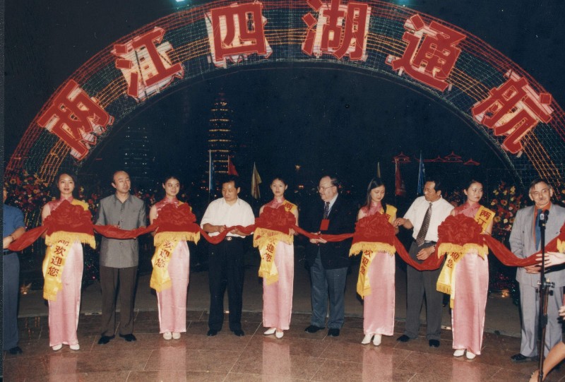 图1 2002年6月2日晚上,两江四湖首航仪式在知音台码头举行。.jpg
