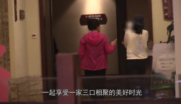 相聚不易!高圆圆抱女儿酒店内散步等赵又廷收工