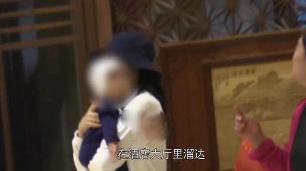 相聚不易!高圆圆抱女儿酒店内散步等赵又廷收工