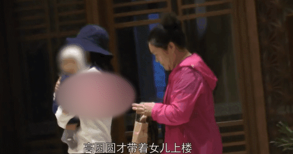相聚不易!高圆圆抱女儿酒店内散步等赵又廷收工