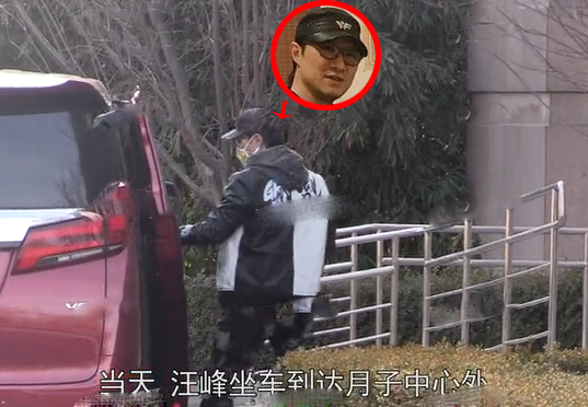 汪峰现身月子中心探望章子怡 怀抱玫瑰花束情意浓