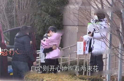 汪峰现身月子中心探望章子怡 怀抱玫瑰花束情意浓