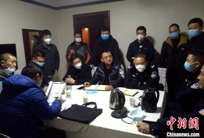 疫情防控期间办案人员共同研判20年前命案。 徐州警方供图 摄