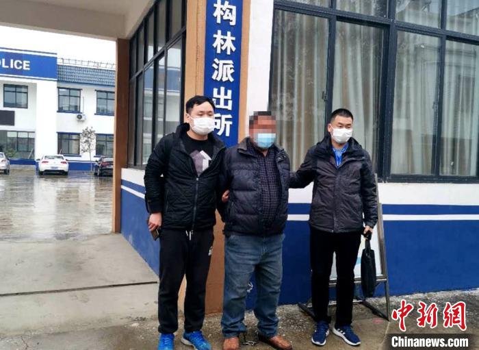 在河南邓州市,警方抓获犯罪嫌疑人。 徐州警方供图 摄
