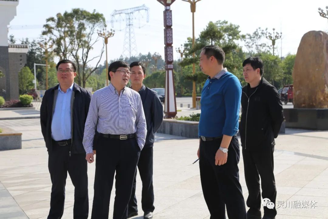 新闻中心 桂林 > 正文   4月15日,灵川县县长胡焕忠到潭下镇,九屋镇