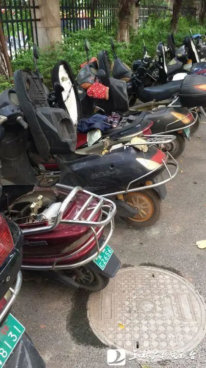 一夜之间小区十多辆电动车的电瓶被偷走!