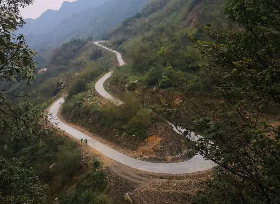 这条蜿蜒曲折的山路,是村民日思夜想的康庄大道,承载着村民们奔向"