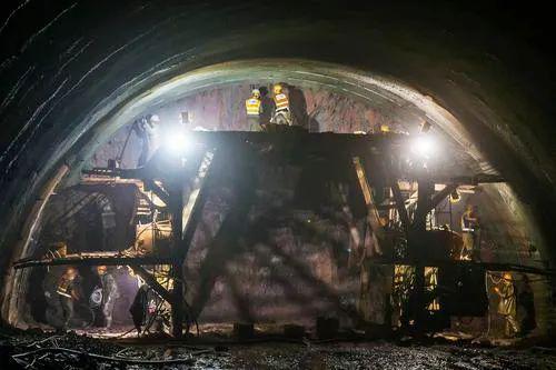 5月4日,在荔浦至玉林高速公路蒙山段文圩隧道建设现场,工人在加紧施工。近段时间以来,为确保今年底前高速路建成通车,隧道工人日夜施工,加快进度,把因疫情耽搁的时间抢回来。 黄胜林 摄