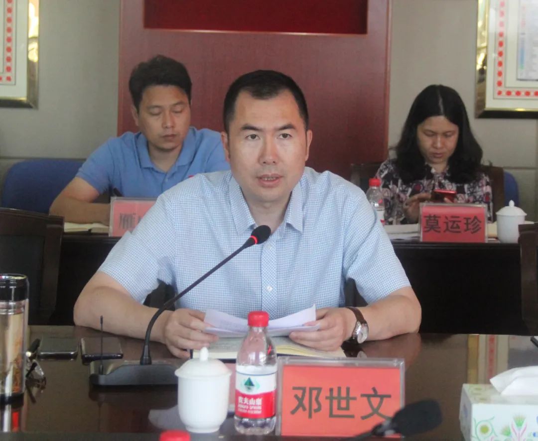 座谈会上,区委副书记邓世文汇报了上级反馈脱贫攻坚问题整改推进