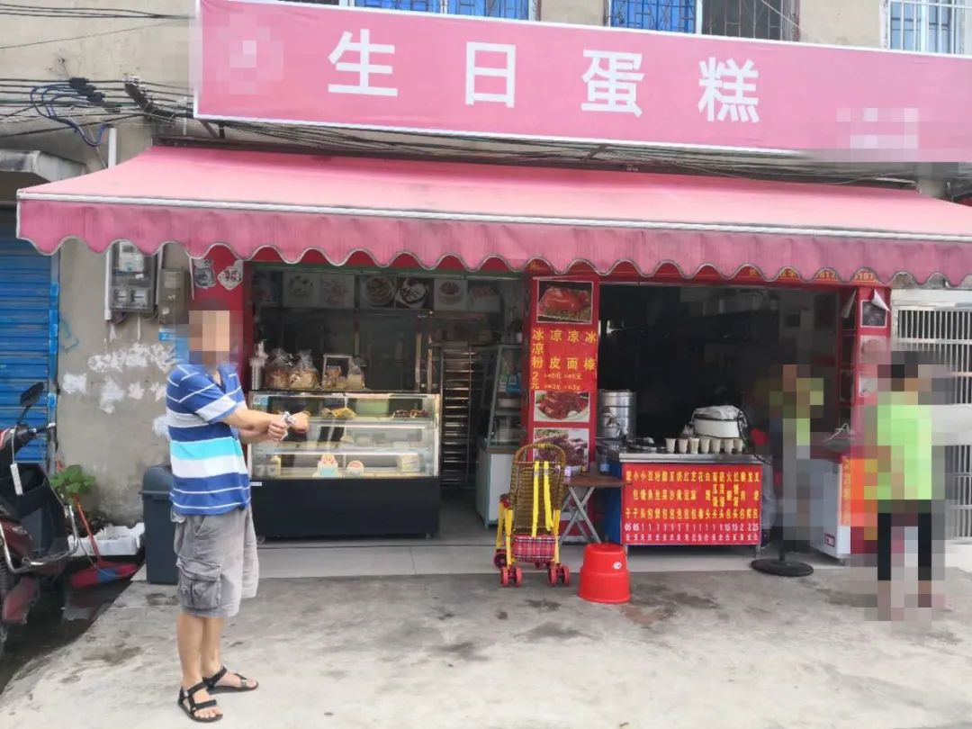 男子两次进蛋糕店不买蛋糕,店主发现情况不对报警