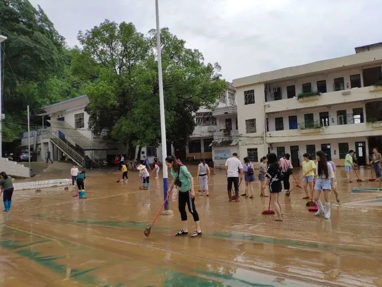 灾后自救荔浦全力以赴马岭镇中心小学抗洪自救实录