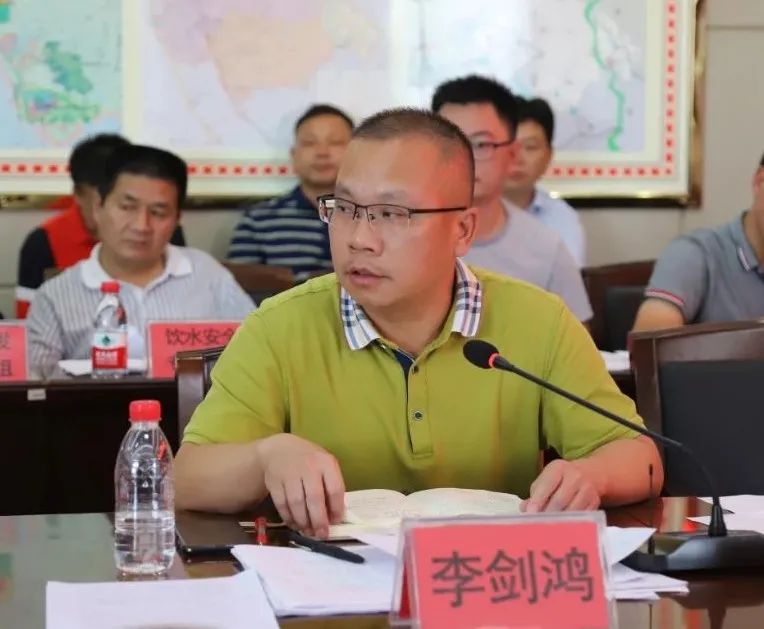 区委副书记邓世文主持会议.