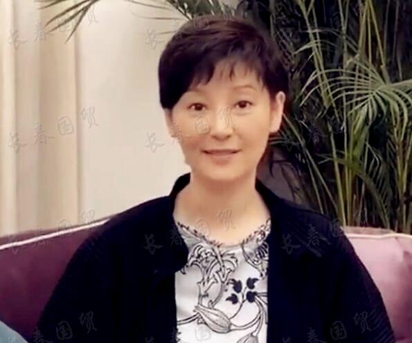 53岁徐帆素颜近照曝光,端庄优雅气质好风韵犹存