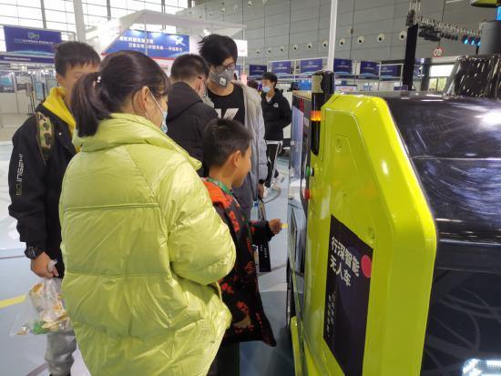 VR模拟驾驶，无人物流运输，汽车智能化正在影响你我生活