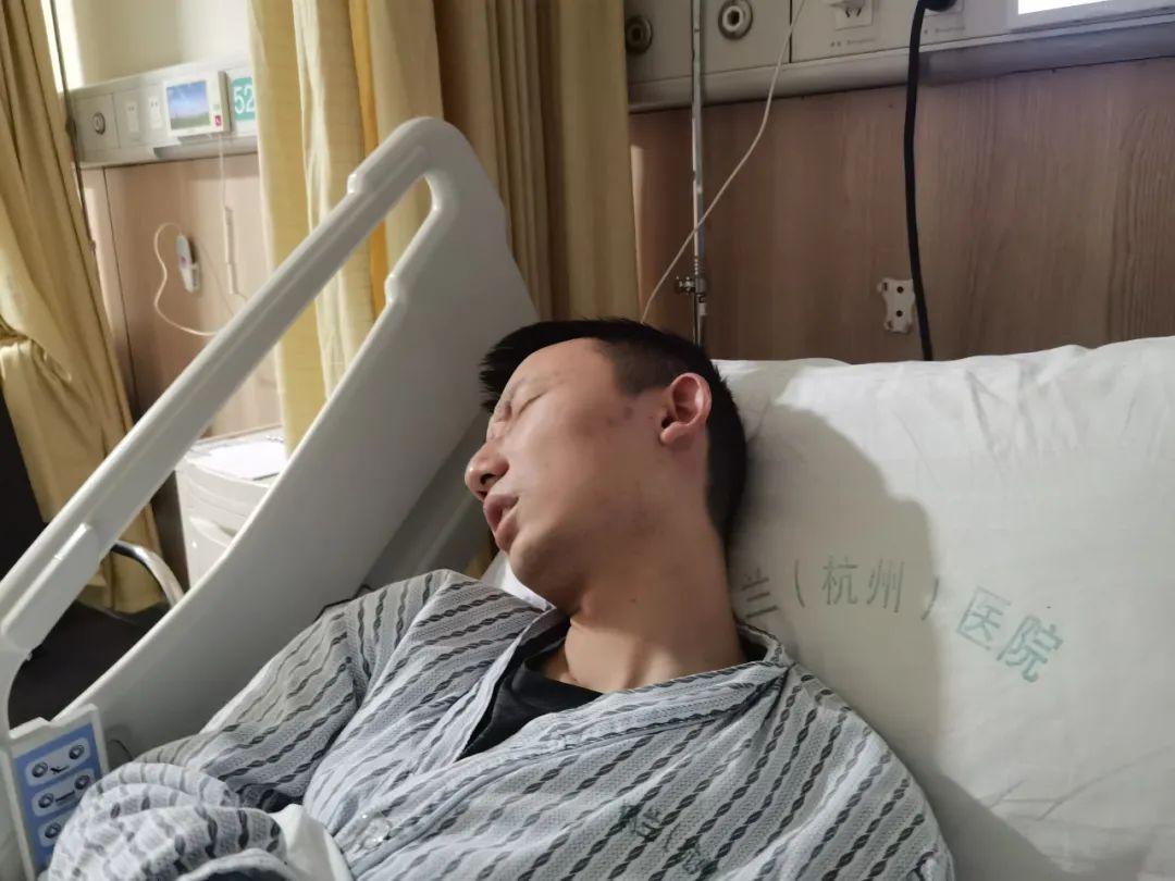 躺在医院的病床上的男孩病人戴着氧气面罩医疗健康素材