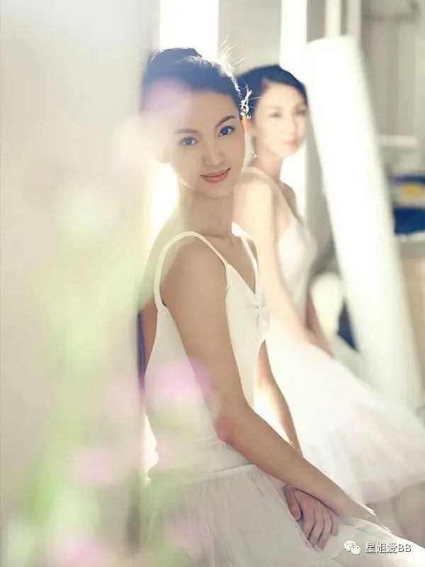 金晨靠甜美清纯照走红,当时她还是北京舞蹈学院的校花,跟李欣聪拍了这