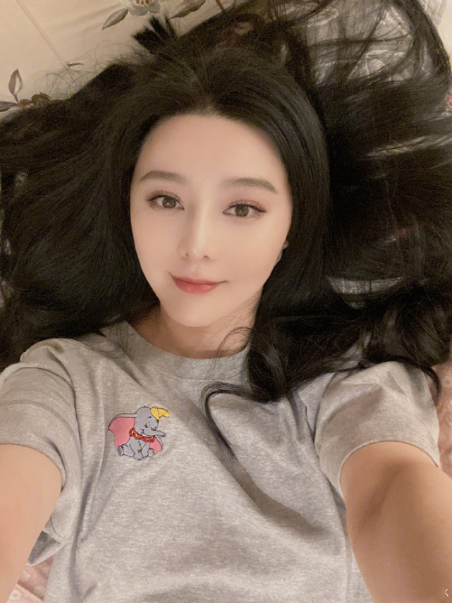 范冰冰保养得非常好,脸上看不到丝毫瑕疵,皱纹什么的更是不存在,确实