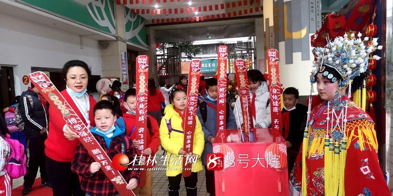 小象迎接、走红毯、抽“学习签”……桂林这个小学的开学注册仪式也太好玩了！（图）