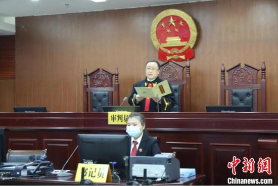 图为法官宣读最高人民法院裁定　广西高院供图