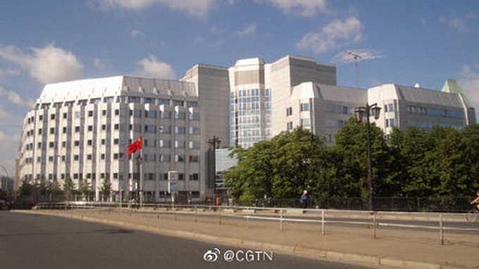 中国驻德国大使馆疑遭纵火，一男子投掷数枚燃烧装置，被逮捕!插图