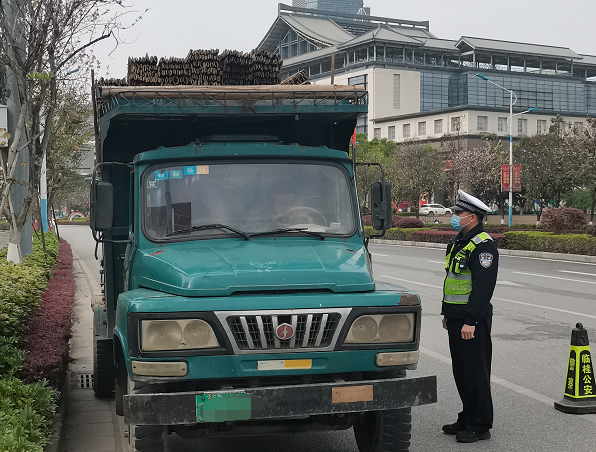 即日起,桂林交警治理市区拖拉机,低速载货汽车违规通行