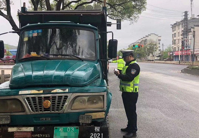 即日起,桂林交警治理市区拖拉机,低速载货汽车违规通行