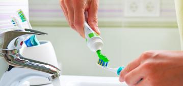 多数人的刷牙姿势都错了!不仅刷不干净，还可能毁了半口牙