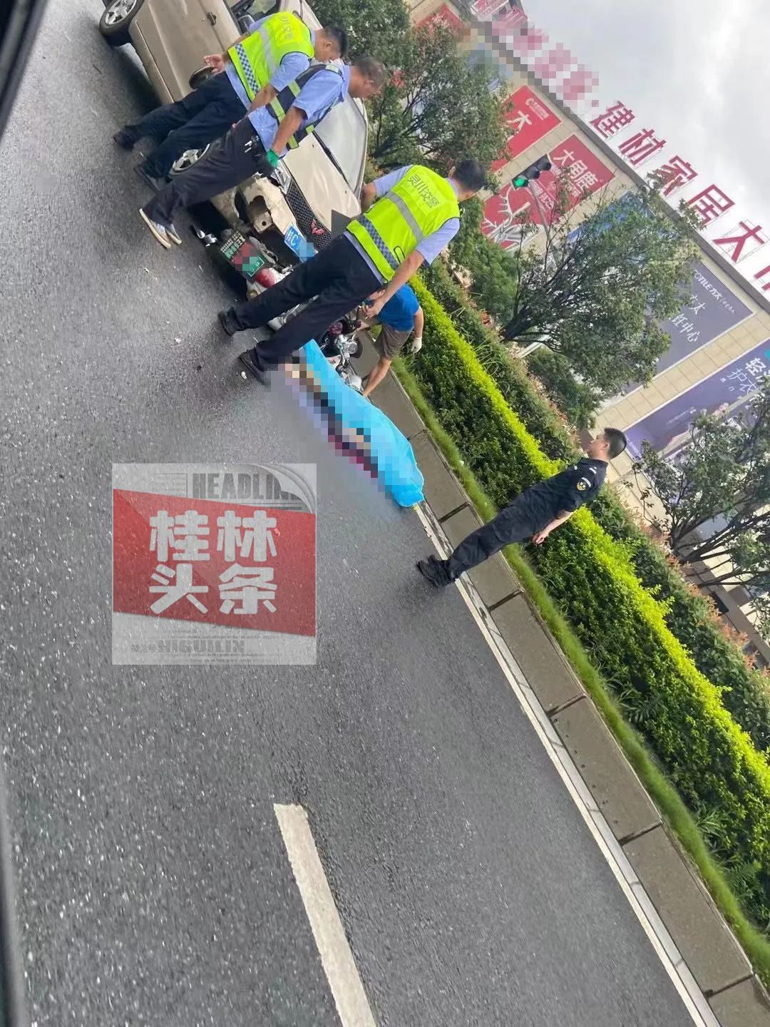 【现场】桂林西二环突发车祸,有人被盖上蓝布