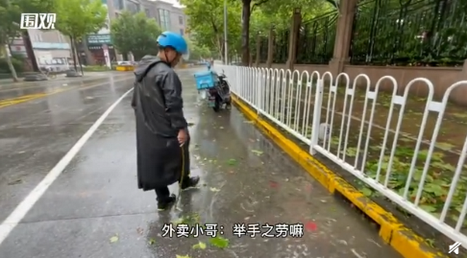 暖心!上海一外卖小哥蹲路边清理多个排水口，当事人：举手之劳插图2